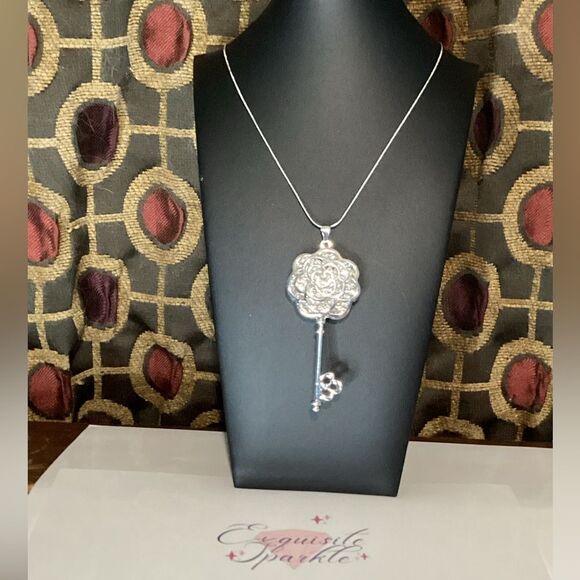 - 🗝️Sparkly Floral Key Pendant Sweater Chain🗝️ - Picture 10 of 17